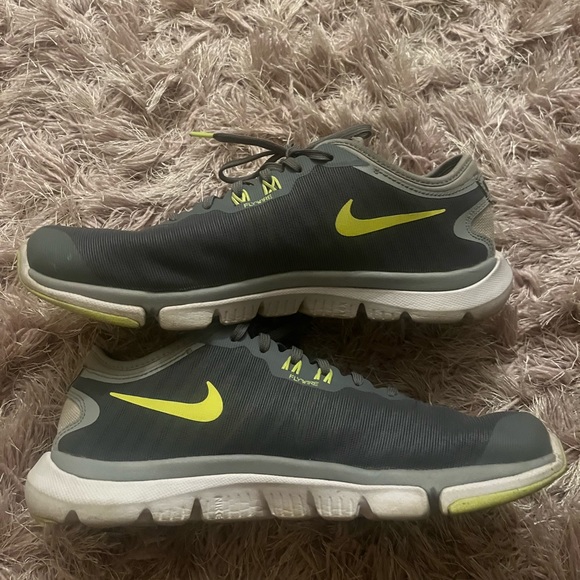 Nike women’s gym shoes size 9 - Picture 1 of 5
